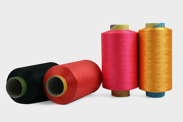 Polyestergarn er et populært valg for tekstilindustrien på grunn av deres iboende kvaliteter av styrke og holdbarhet