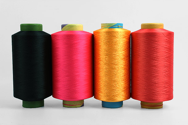 Polyesterfilamentgarn er en av de mest populære typene garn som brukes i tekstilindustrien