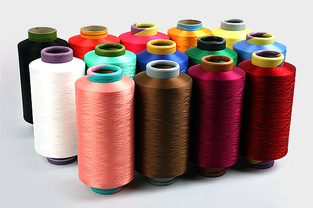 Polyestergarn refererer til garnet spunnet av polyester som råmateriale