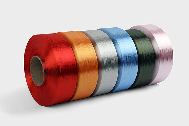 Polyester Dope-farget garn er en type tekstilfiber som er produsert fra kjemisk polymerisering av etylen og et fargestoff