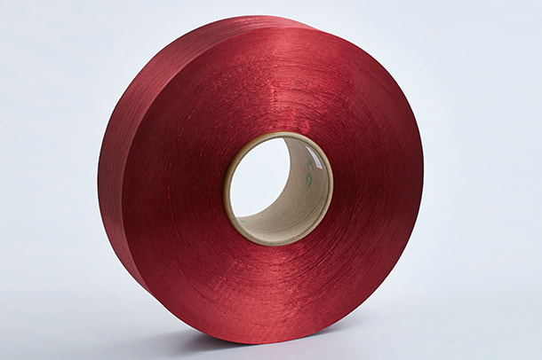 Polyestergarn er en populær fiber som brukes til å lage et bredt utvalg av produkter